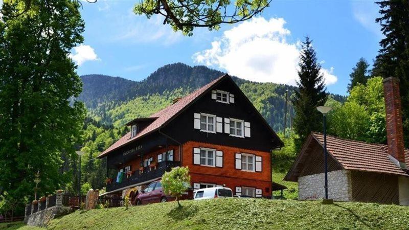 Smucarska Koca Bed & Breakfast Kotlje Exterior photo